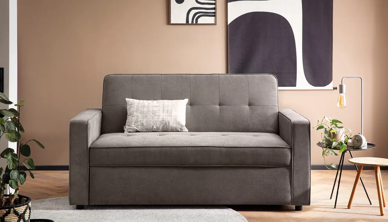 Graues Zweisitzer Sofa im modernen Wohnzimmer mit neutralen Farben, stilvollen Wandbildern und gemütlicher Dekoration. Perfektes Polstermöbel für kleine Räume, Gästezimmer und komfortables Wohnen.